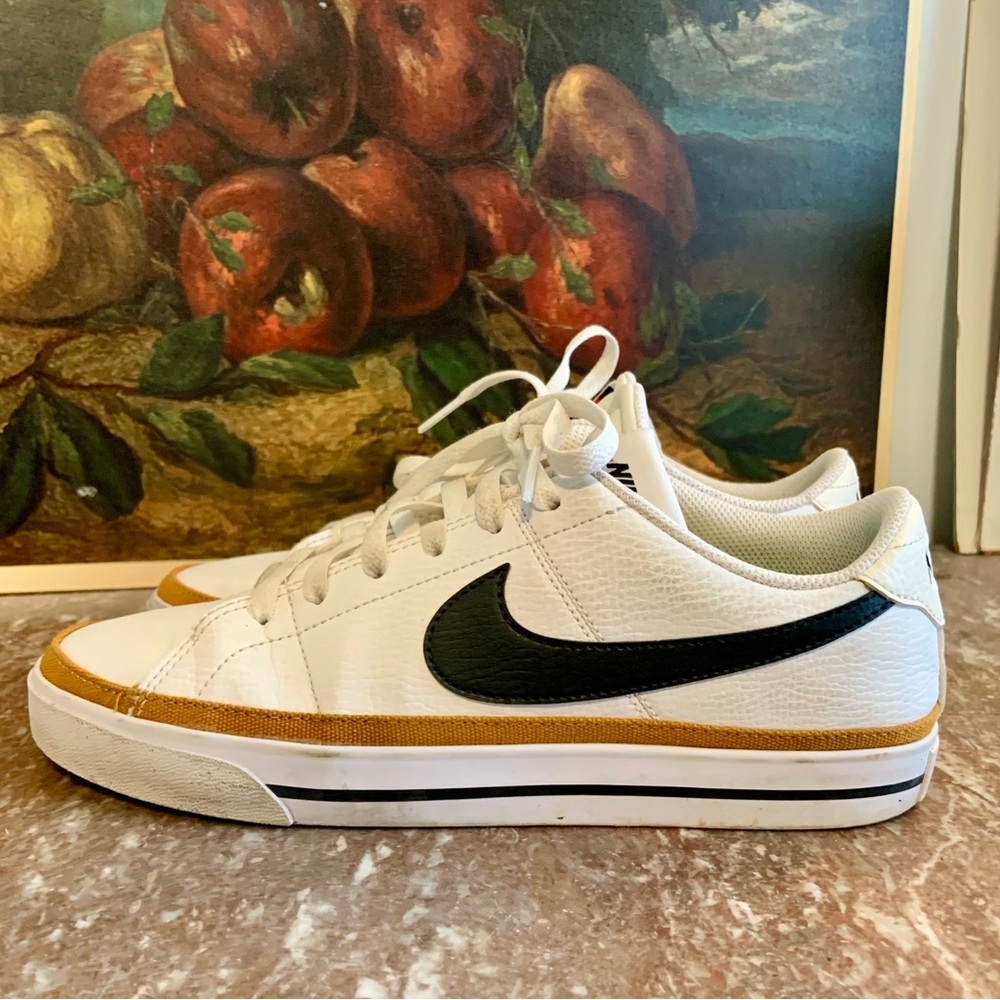 Women’s 8.5 Nike Court Legacy shoes